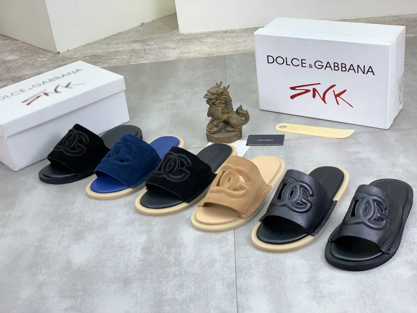 Men's shoes 💰P340 [New model] 💰High quality slippers💎💎💎 DG official website synchronizes the latest slippers 🩴 The highest version on the market, accept material comparison, shoe type comparison, process comparison, practical and textured, versatile and suitable for any occasion, the more you look at it, the more flavorful it becomes. Purely handmade craftsmanship - Upper material, calfskin imported from Italy 🇮🇹 - High-quality water-dyed sheepskin lining - Original high-quality private model customized combination outsole (super comfortable) -Size: 38-45 Color: 6️⃣ colors available